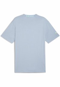 Lyseblå bomulds t-shirt med korte ærmer, rund hals og en diskret logo detalje i grøn ved ryggen af halsen samt en gul accent på ærmet.