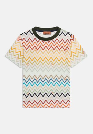 Lyhythihainen paita monivärisillä siksak-raidoilla ja tummanvihreällä resorikauluksella, jossa pieni toistuva "Missoni"-teksti kuviolla.