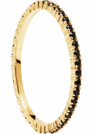 Goldener Ring mit rundem Band, besetzt mit kleinen schwarzen Rundsteinen in durchgehendem Muster.