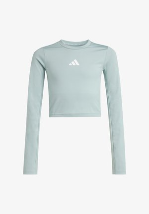 Top albastru deschis crop cu mâneci lungi, realizat dintr-un material neted, având un logo alb pe piept și crăpături la manșete.