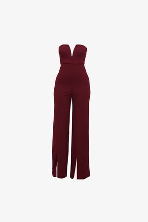 Burgundia värvi hõlmatu jumpsuit, millel on sügav V-kaelus, keha lähedalt istuv bodice ja laiad, jagatud sääred. Valmistatud tekstuursetest kangast, millel on sile viimistlus.