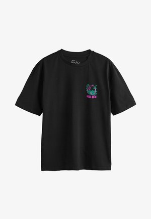 Schwarzes Baumwoll-T-Shirt mit einem bunten Grafikdesign auf der linken Brust, das eine stilisierte Figur mit koreanischem Text darunter zeigt.