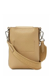 Sac en cuir texturé beige, à bandoulière, avec une sangle en tissu réglable et des fermoirs en argent, sangle avec le nom de la marque en relief.