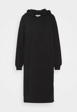 Langes schwarzes Sweatshirtkleid mit Kapuze, langen Ärmeln, Kordelzug an der Kapuze und gerippten Bündchen, auf weißem Hintergrund dargestellt.