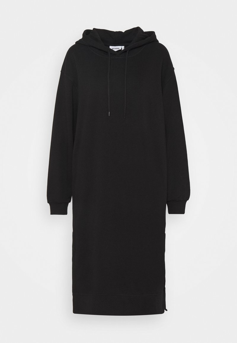 Robe sweat à capuche longue noire avec manches longues, capuche à cordon et poignets côtelés, présentée sur un fond blanc uni.