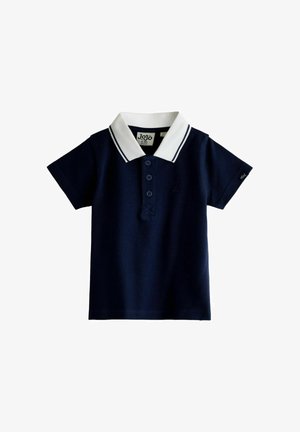 Granatowa koszulka polo na krótkim rękawie dla małego dziecka, z białym kołnierzykiem, trzema guzikami z przodu i małym logo na lewej rękawie.