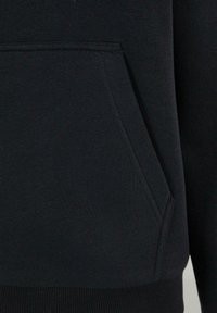 Fekete kapucnis pulóver anyagrészlet előoldali kenguruzsebbel, látható varrással és bordázott szegéllyel.