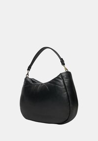 Borsa hobo nera in pelle con una texture morbida, design morbido, tracolla regolabile e dettagli in metallo color oro.