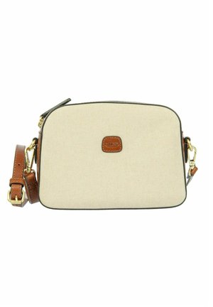 Bolso bandolera rectangular beige con detalles de cuero marrón, correa ajustable, cierres dorados y pequeño parche con logo de cuero en el centro frontal.