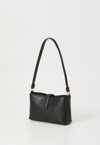 Sac en cuir vegan noir avec une forme rectangulaire structurée, une courte anse pour l'épaule et un fermoir à rabat à l'avant. Texture lisse avec un minimum de détails.