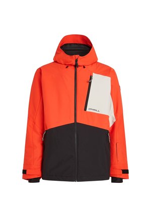 Helder oranje en zwart waterdicht jack met een witte borstzak, verstelbare capuchon, ritssluitingen en polsbandjes voor een stevige pasvorm.