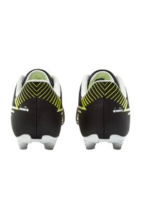 Scarpe da calcio nere con superficie strutturata, caratterizzate da vivaci strisce diagonali gialle e dettagli bianchi sulla suola e sul colletto.