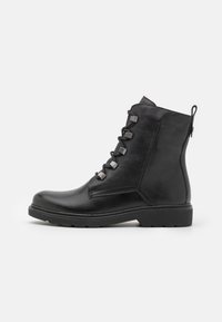Botas de cuero negro hasta el tobillo con punta redonda, cierre de cordones en la parte delantera y acentos metálicos rectangulares. Acabado texturizado y suela de goma resistente.