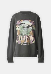 Sudadera de color gris oscuro con un estampado gráfico que incluye olas, flores y el texto "Billabong 1973." Cuenta con mangas largas y cuello redondo.
