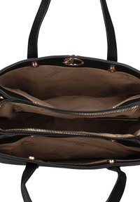 Sac fourre-tout noir avec extérieur texturé, ferrures en or rose et plusieurs compartiments zippés. L'intérieur présente une doublure beige avec un motif de logo.