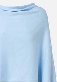 Jasnoniebieska dzianina z miękkim, swobodnie opadającym fałdem w pobliżu górnej krawędzi, gładka tekstura i delikatny cień po prawej stronie.