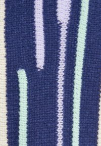 Audums ar horizontālām svītrām tumši zilā, gaiši purpura un piparmētru zaļā krāsā. Tekstūra ir stingri austs ar mīkstu apdari.