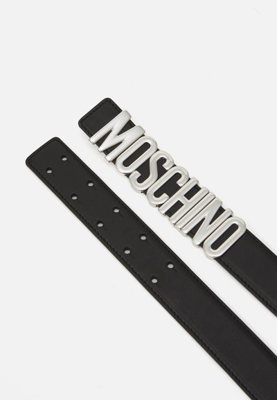 Melna ādas josta ar izteiksmīgu sudraba "MOSCHINO" logo sprādzi un vairākiem regulēšanas caurumiem izmēra pielāgošanai.