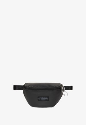 Czarna nerka o zaokrąglonym kształcie, wykonana z gładkiego materiału. Posiada zamek błyskawiczny, regulowany pasek oraz naszywkę z logo z przodu.