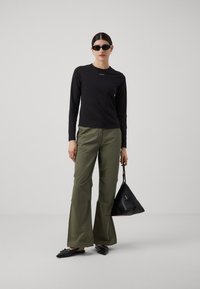 Calvin Klein NANO LOGO SLIM - Ilgarankovis viršutinės dalies drabužis - black