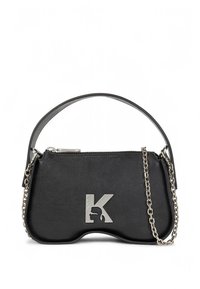 Svart skinnhåndveske med en buet form, sølvfarget kjedestropp og en fremtredende metallisk K-logo foran. Glidelåslukking øverst.