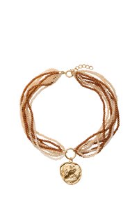 Naszyjnik z wieloma rzędami, składający się z małych okrągłych koralików w odcieniach brązu i beżu, z teksturowanym złotym wisiorkiem jako centralnym elementem.