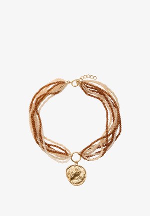 Naszyjnik z wieloma rzędami, składający się z małych okrągłych koralików w odcieniach brązu i beżu, z teksturowanym złotym wisiorkiem jako centralnym elementem.