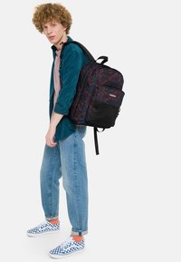 Eastpak PINNACLE - Zaino - flow blushing