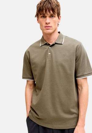 Olivengroen poloshirt van textuurstof, met een klassieke kraag, drie knopen en contrasterende witte accenten op de kraag en mouwen.