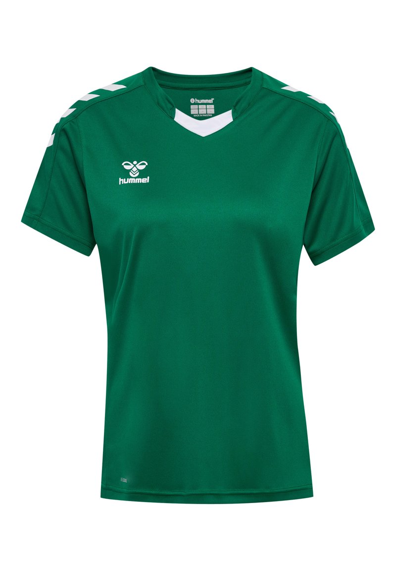 Maillot de sport vert en tissu lisse, avec un col en V, des manches courtes, des rayures blanches sur les épaules et un logo sur le devant.