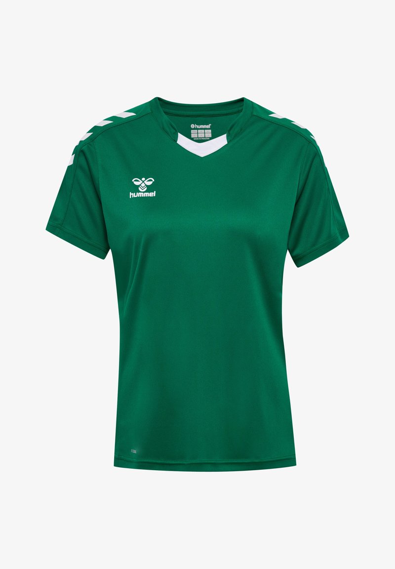 Maillot de sport vert en tissu lisse, avec un col en V, des manches courtes, des rayures blanches sur les épaules et un logo sur le devant.