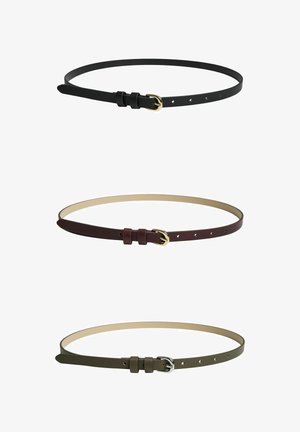 Trīs ādas jostas: melna ar zeltītiem elementiem, bordo ar zeltītiem elementiem un olīvu zaļa ar sudraba elementiem; visām ir minimālistisks dizains un caurumi.