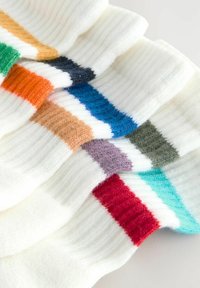 Baumwollsocken in Weiß mit mehrfarbigen horizontalen Streifen. Die Farben umfassen Grün, Orange, Dunkelblau, Grau, Pink und Rot. Weicher Stoff.
