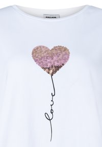 Weißes T-Shirt mit kurzen Ärmeln und einem Pailletten-Herzen-Design in verschiedenen Rosatönen und Gold, das eine schwarze Linienezeichnung des Wortes "love" zeigt.