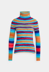 Pull à col roulé à manches longues avec des rayures horizontales en bleu vif, rouge, orange et turquoise sur fond blanc.
