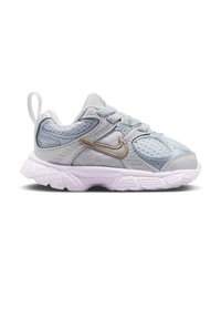Lichtgrijze en blauwe peutersneaker met witte zool en metallic zilveren Nike swoosh-logo aan de zijkant, veterluiting en treklus bij de hiel.