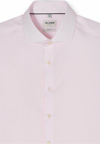 Chemise habillée homme rose clair avec col italien, patte de boutonnage et étiquette de taille indiquant 41/16, marque Olymp, coupe body fit.