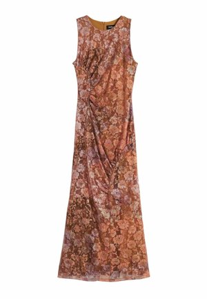 Vestido largo sin mangas hecho de tela con estampado floral en tonos de rosa y malva, con un diseño drapeado y un escote sencillo.