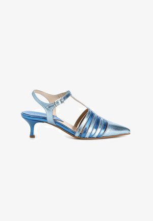 Sandalia de tacón kitten metálica azul con puntera picuda, diseño con tira en T y hebilla ajustable en el tobillo, suela de cuero.