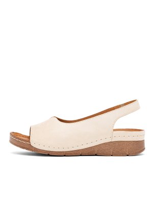 Beżowy sandał z odkrytymi palcami typu slingback z grubą brązową platformą, niskim koturnem i widocznymi szwami, pokazany z boku na białym tle.
