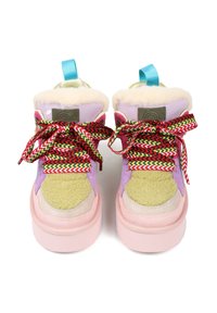Kolorowe wysokie sneakersy z mieszanką materiałów, w tym różowe, zielone, fioletowe i brązowe akcenty. Posiadają miękką podszewkę i wzorzyste sznurowadła.
