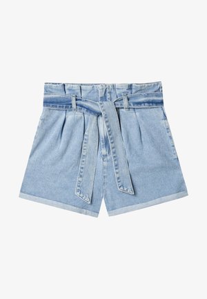 Pantalones cortos de mezclilla de color azul claro con una cintura alta, pliegues, dobladillos enrollados y un cinturón de tela a juego atado en la parte delantera.