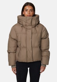 Brązowa kurtka puchowa z wysokim kołnierzem, zamykanymi kieszeniami i pikowaną fakturą. Dolna partia i mankiety mają elastyczne akcenty, które zapewniają dopasowany krój.