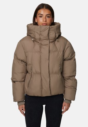 Giubbotto imbottito marrone con colletto alto, tasche con zip e una texture trapuntata. L'orlo e i polsini presentano dettagli elastici per una vestibilità aderente.