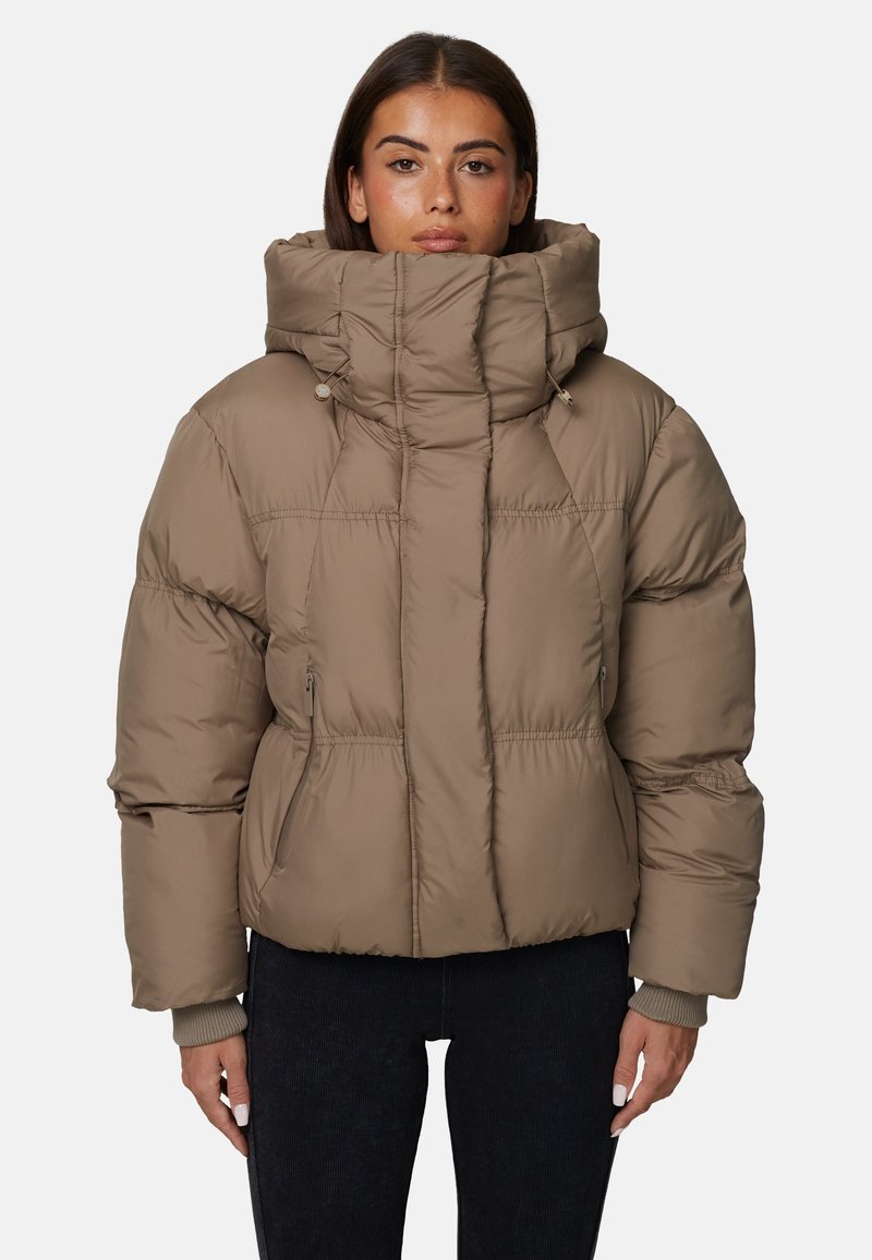Brązowa kurtka puchowa z wysokim kołnierzem, zamykanymi kieszeniami i pikowaną fakturą. Dolna partia i mankiety mają elastyczne akcenty, które zapewniają dopasowany krój.