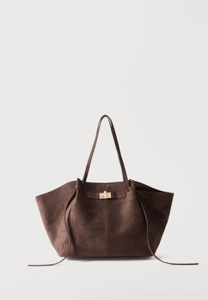 Große braune Wildledertasche mit zwei langen Henkeln und einer kleinen goldenen rechteckigen Schnalle vorne.