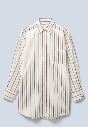 Chemise à manches longues, à boutons, en tissu léger, avec des rayures verticales blanches et brunes, une poche poitrine et des poignets à boutons.