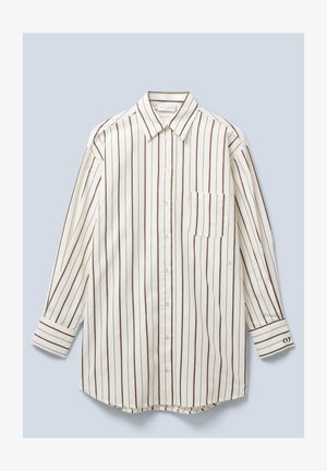 Camisa de manga larga, con botones, hecha de tela ligera, con rayas verticales blancas y marrones, un bolsillo en el pecho y puños abotonados.