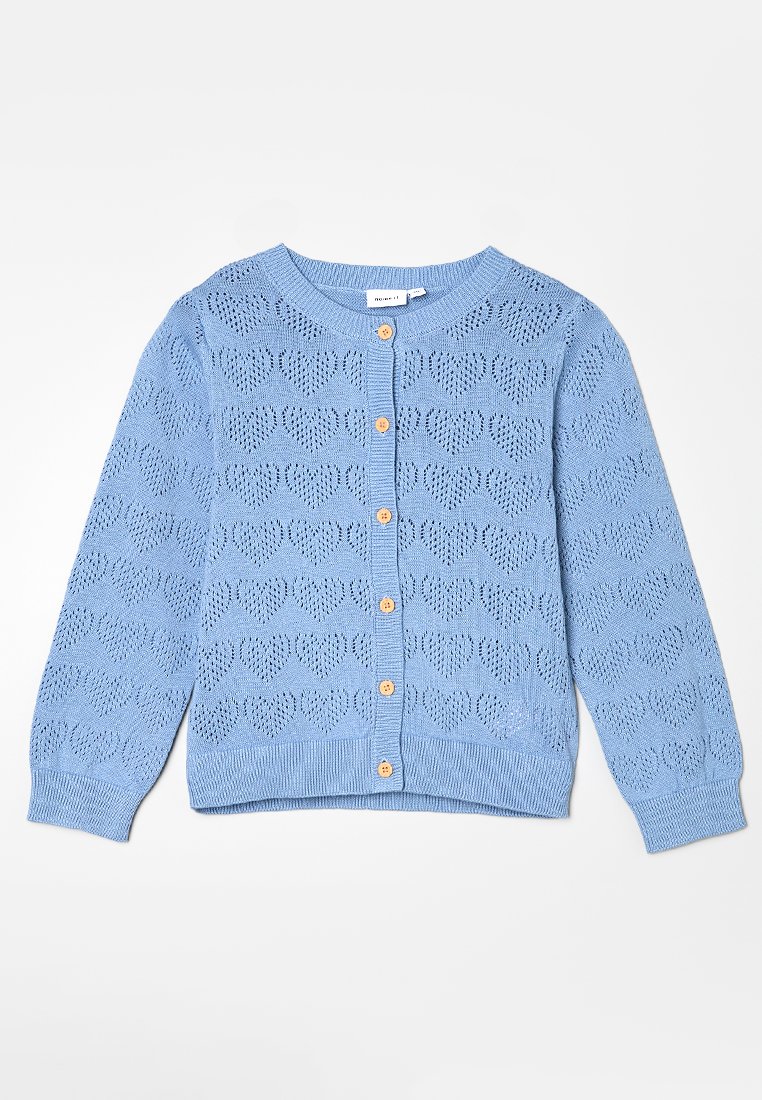 Cárdigan de punto azul claro con patrones en forma de corazón, cuello redondo, mangas largas y botones de madera en el frente.