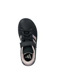 Scarpa sportiva nera con finitura in pelle liscia, strisce bianche e rosa, design con lacci e cinturino a strappo sul collo del piede.